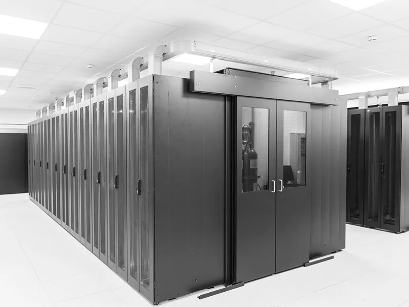 Isinara ang Cold Aisle Cabinet